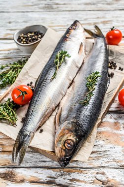 Tahta bir kasede Nordik ringa balığı turşusu. Beyaz arka plan. Üst görünüm