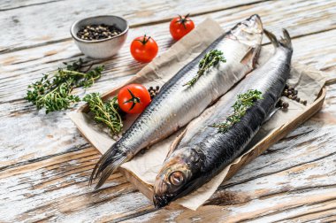 Tahta bir kasede Nordik ringa balığı turşusu. Beyaz arka plan. Üst görünüm