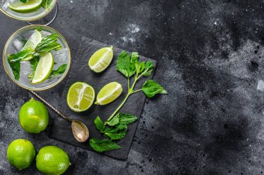 Naneli ve buzlu limonata. Siyah arka plan. Üst Manzara. Boşluğu kopyala