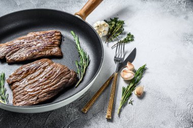 Kızarmış demir ve kanatlı biftekler. Mermer sığır eti. Gri arka plan. Üst Manzara. Boşluğu kopyala