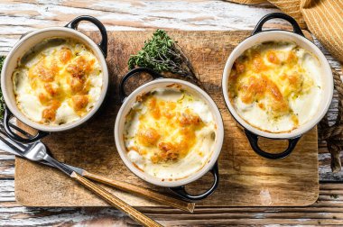 Kil kapta tavuk ve mantar güveci. Beyaz arka plan. Üst görünüm