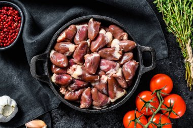 Taze tavuk kalbi. Çiğ sakatat. Siyah arka plan. Üst görünüm