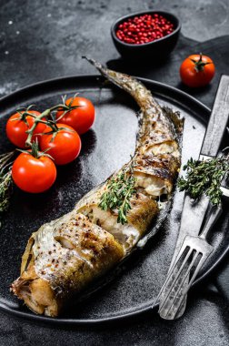 Lezzetli bir salamurada pişirilmiş Pollock. Siyah arka plan. Üst görünüm