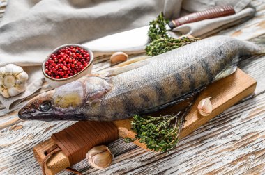 Taze Zander, bitkilerle doldur. Çiğ balık. Beyaz arka plan. Üst Manzara. Boşluğu kopyala