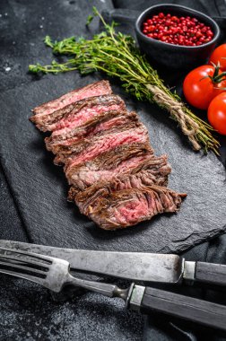 Baharatlı ve baharatlı ızgara kanatlı biftek. Siyah arka plan. Üst görünüm