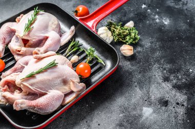 Kekik ve baharatlı tam çiğ tavuk. Siyah arka plan. Üst Manzara. Boşluğu kopyala