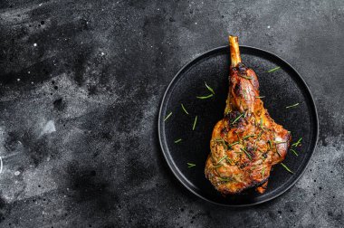 Fırında kuzu budu. Karanlık arka plan. Üst Manzara. Boşluğu kopyala