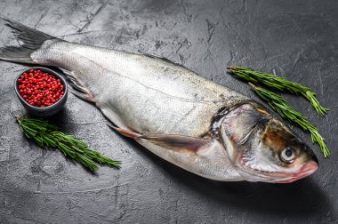 Çiğ balık gümüşü sazan balığı. Siyah arka plan. Üst görünüm