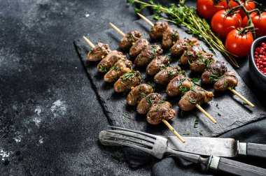 Şiş ve ızgara tavuk kalbi. Yakitori. Siyah arka plan. Üst Manzara. Boşluğu kopyala