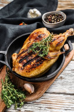 Kekikle bütün çiftlik tavuğunu pişirdim. Beyaz arka plan. Üst görünüm