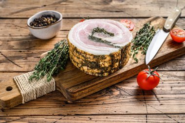 Kesme tahtasında geleneksel İtalyan pastırması pancetta. Ahşap arka plan. Üst görünüm