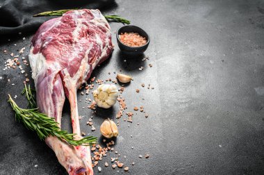 Bütün koyun bacağı. Çiğ organik et. Siyah arka plan. Üst Manzara. Boşluğu kopyala