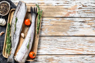 Tam balık Pollock. Çiğ deniz ürünleri. Beyaz arka plan. Üst Manzara. Boşluğu kopyala.