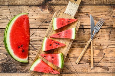 Kırmızı çizgili karpuz dilimleri. Ahşap arka plan. Üst görünüm