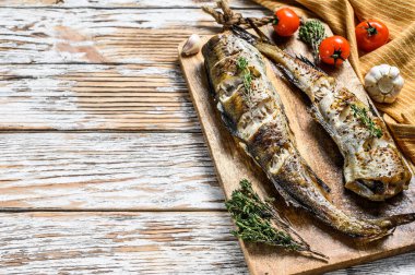 Lezzetli bir salamurada pişirilmiş fırın. Beyaz arka plan. Üst Manzara. Boşluğu kopyala