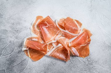 İtalyan jambonu, pişirilmiş jambon. Beyaz arka plan. Üst görünüm.