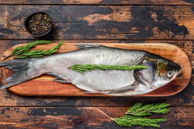 Çiğ taze balık, gümüş sazan. Koyu ahşap arka plan. Üst görünüm