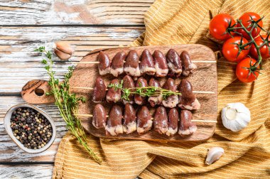 Çiğ şiş kebap ve ahşap bir şişte tavuk kalbi. Beyaz arka plan. Üst görünüm