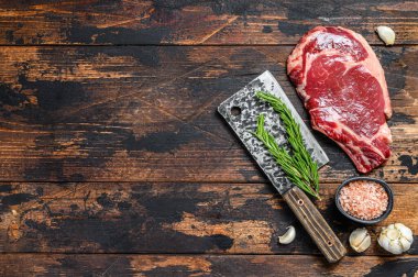 Et satırında pirzola. Çiğ mermer sığır eti, siyah Angus, kaburga. Koyu ahşap arka plan. Üst Manzara. Boşluğu kopyala