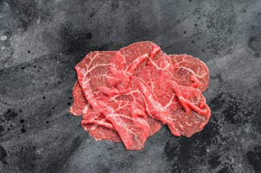 Bir dilim sığır eti Capriccio, çiğ et. Siyah arka plan. Üst görünüm
