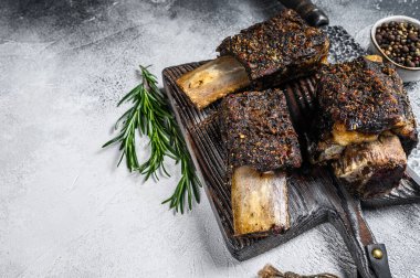 Biftek ve şifalı ızgara et. Beyaz arka plan. Üst Manzara. Boşluğu kopyala