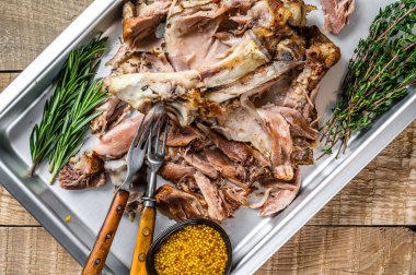 Fırında pişirme tepsisi üzerinde domuz budu ve eisbein eti. Ahşap arka plan. Üst görünüm