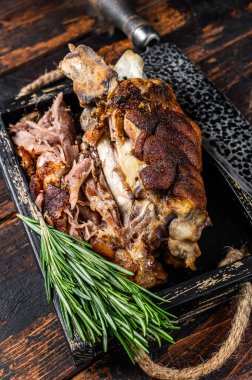 Ahşap tepside bıçakla kızartılmış domuz budu, Eisbein eti. Koyu ahşap arka plan. Üst görünüm