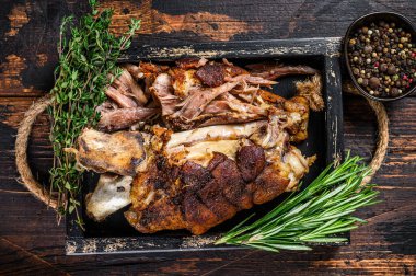 Ahşap tepside bıçakla kızartılmış domuz budu, Eisbein eti. Koyu ahşap arka plan. Üst görünüm