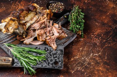 Kızartılmış ve et satırıyla ahşap bir tahtanın üzerinde Alman domuz budu Eisbein eti. Karanlık arka plan. Üst Manzara. Boşluğu kopyala