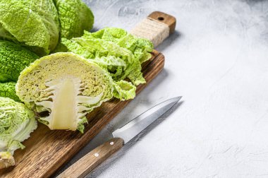 Organik tarım çiftliğinden dilimlenmiş Savoy lahanası. Beyaz arka plan. Üst Manzara. Boşluğu kopyala