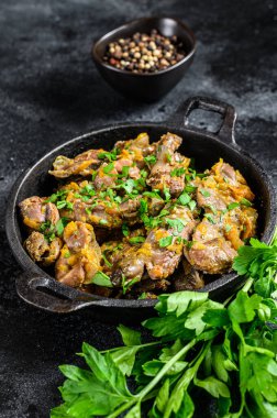 Tavuk ciğeri, kalp ve mide krema soslu. Siyah arka plan. Üst görünüm