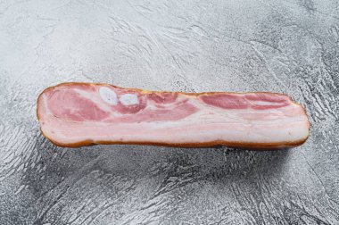 Taze domuz pastırması. Beyaz arka plan. Üst görünüm