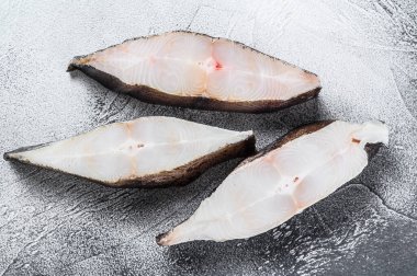 Taş masada çiğ taze balık halibut. Beyaz arka plan. Üst görünüm