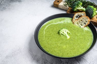 Taze baget ile ev yapımı brokoli çorbası. Beyaz arka plan. Üst Manzara. Boşluğu kopyala