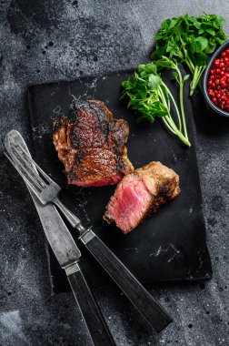 Izgara mermer biftekli biftek. Siyah arka plan. Üst görünüm