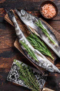 Tahta kesme tahtasındaki taze çiğ buz balığı. Ahşap arka plan. Üst görünüm