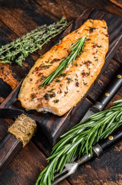 Kurutulmuş alabalık filetosu. Koyu ahşap arka plan. Üst görünüm