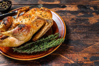 Noel 'de bütün çiftlik ördeğini otlarla pişirdim. Koyu ahşap arka plan. Üst Manzara. Metin için boşluk