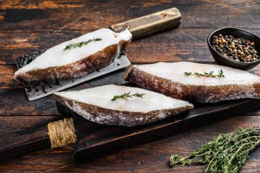 Çiğ balık bifteği. Koyu ahşap arka plan. Üst görünüm