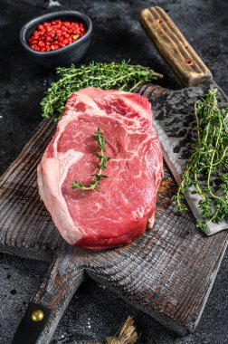 Bifteğin üzerinde çiğ sığır eti çizgisi. Kara toprak. Üst görünüm