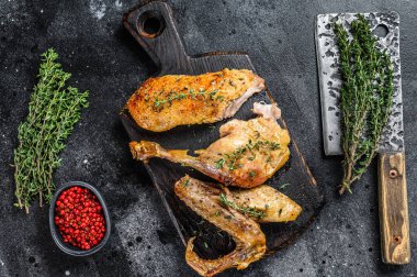 Kesilmiş ördek, göğüs filetosu, kanat, bacak. Siyah arka plan. Üst görünüm