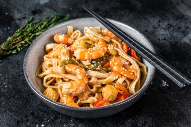 Kavanozda karides karidesli udon usulü deniz mahsullü erişte. Siyah arka plan. Üst görünüm