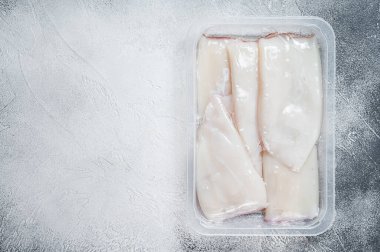 Süpermarketten alınmış bir vakum paketinde çiğ kalamar ya da kalamar. Beyaz arka plan. Üst Manzara. Boşluğu kopyala