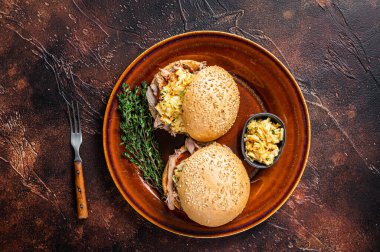 Lahana salatalı domuz etli hamburger. Karanlık arka plan. Üst görünüm