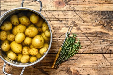 Tencerede haşlanmış bebek patates. Ahşap arka plan. Üst Manzara. Boşluğu kopyala