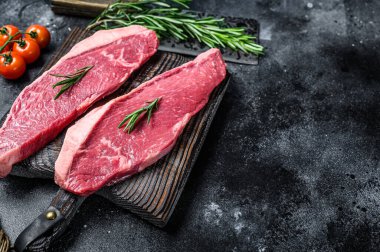 Çiğ sığır filetosu ya da picanha bifteği. Siyah arka plan. Üst Manzara. Boşluğu kopyala