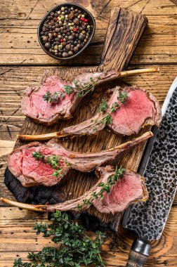 Izgara kuzu pirzola bifteği. Ahşap arka plan. Üst görünüm