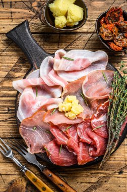 İtalyan soğuğu tütsülenmiş et ve parmesan peyniri. Ahşap arka plan. Üst görünüm