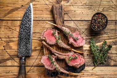 Izgara kuzu pirzola bifteği. Ahşap arka plan. Üst görünüm