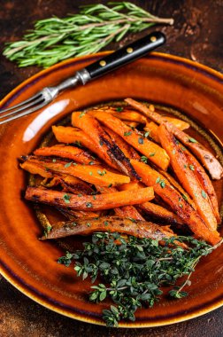 Batata Tatlı Patates Kızartması. Karanlık arka plan. Üst görünüm